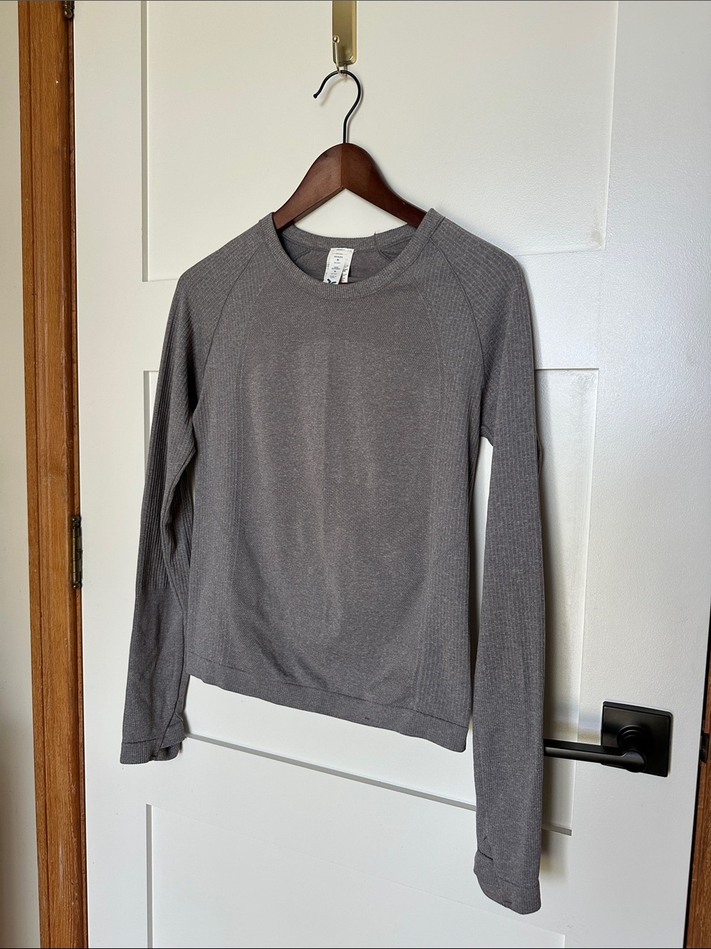 Old Navy Athletic Women’s Lightweight Long-Sleeve Crewneck Top - Gray